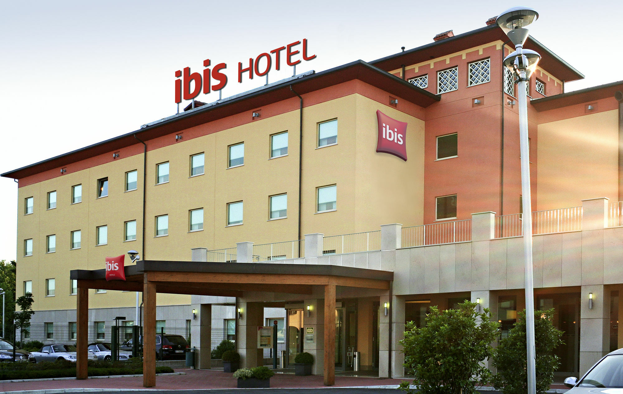 Ibis Como Grandate Esterno foto